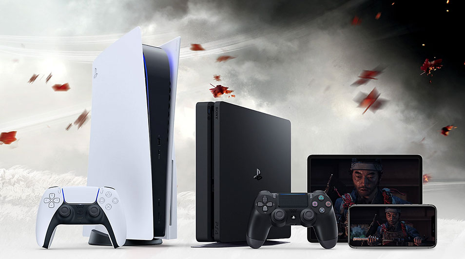 Console blanche et noire, console noire, tablettes et contrôleurs sur fond gris avec des feuilles rouges.