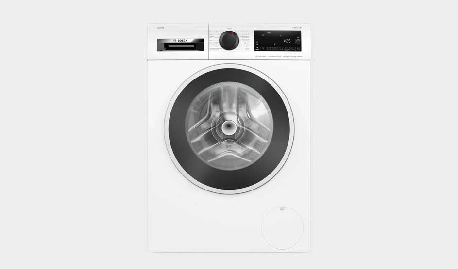 Une machine à laver Bosch blanche avec un large hublot noir et un écran digital est placée au centre d’un espace lumineux et moderne.