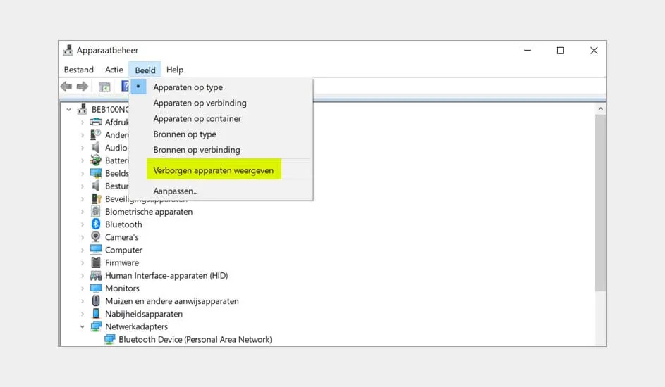 Een venster "Apparaatbeheer" toont een menu met 'Verborgen apparaten weergeven' geel gemarkeerd. Links staat een lijst met computeronderdelen.