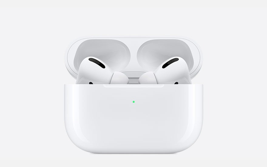 Deux écouteurs blancs dans un étui de charge blanc ouvert sur fond blanc. Une petite lumière verte est visible sur l'étui.