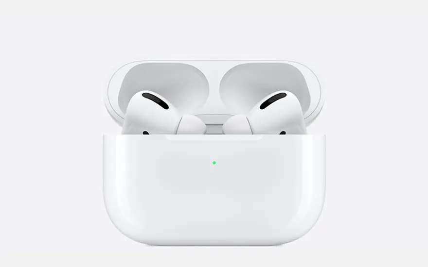 Deux écouteurs blancs dans un étui de charge blanc ouvert sur fond blanc. Une petite lumière verte est visible sur l'étui.