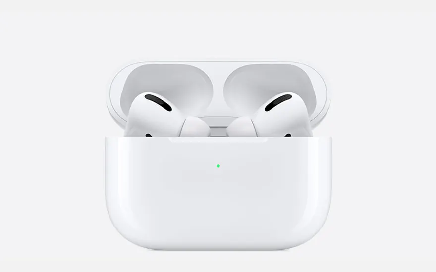 Deux écouteurs blancs sont dans un étui de chargement blanc ouvert avec une lumière verte, sur un fond blanc.