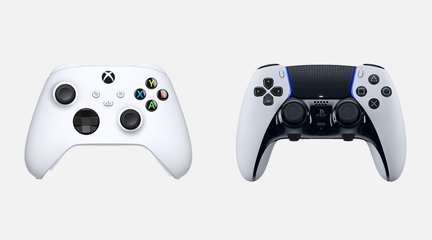 Deux manettes de jeu blanches, une Xbox et une PlayStation, sur un fond blanc uni.