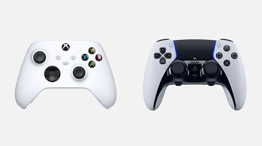 Deux manettes de jeu blanches, une Xbox et une PlayStation, sur un fond blanc uni.