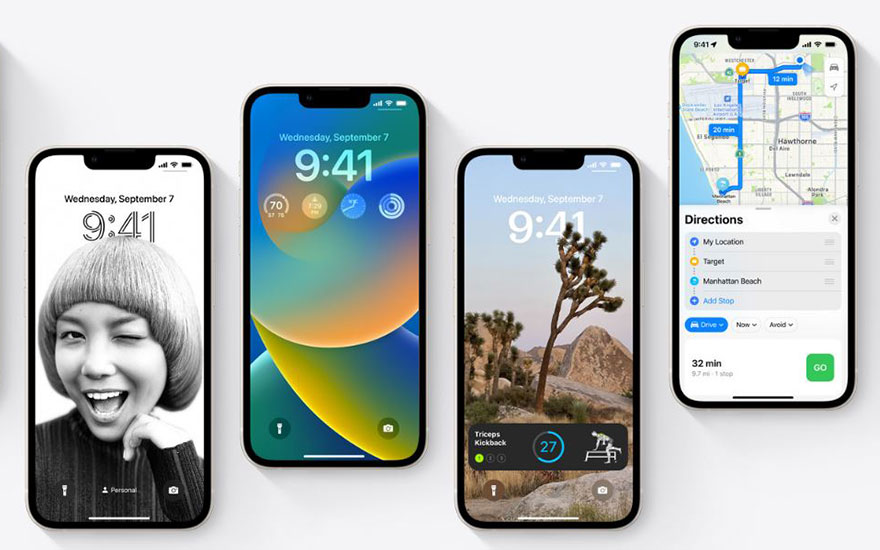 Quatre iPhones affichent des écrans d'accueil personnalisés, y compris une carte avec des directions.