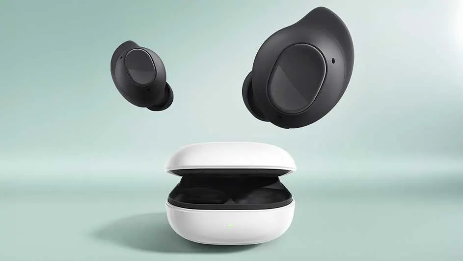 Twee zwarte oortjes zweven boven een witte oplaadcase tegen een lichtblauwe achtergrond.