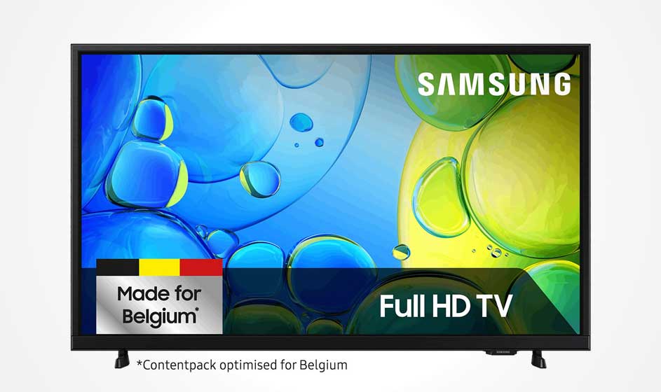 Een Samsung Full HD-tv met helder blauw en groen beeld staat op pootjes, met labels voor België en een witte achtergrond.