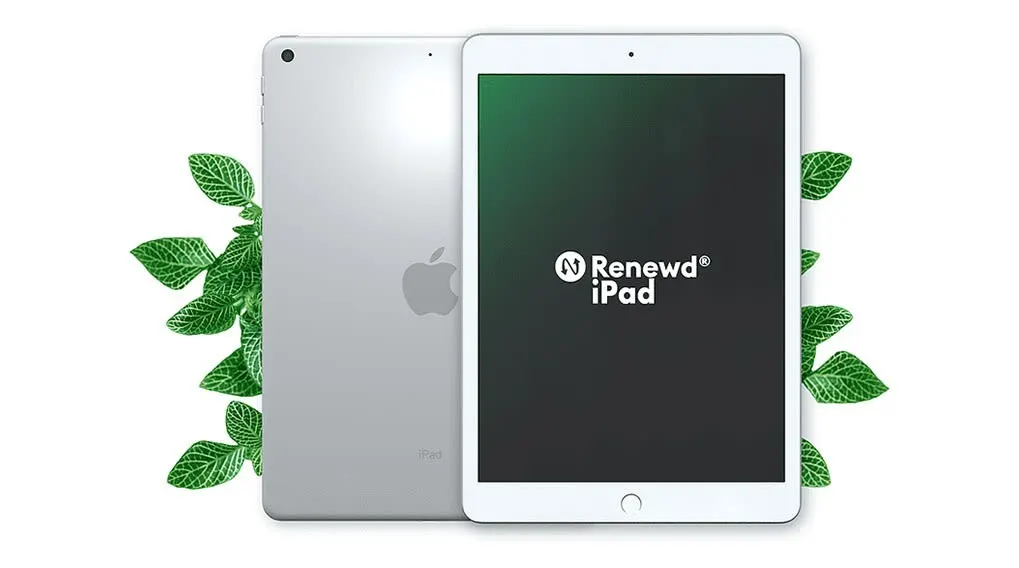 Deux iPad argentés sur fond blanc, décorés de feuilles vertes. L'écran de l'iPad avant est noir avec du texte blanc.