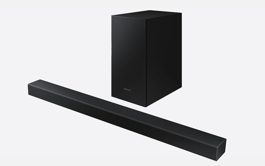 Une barre de son noire rectangulaire et un caisson de basses noir sur fond blanc.