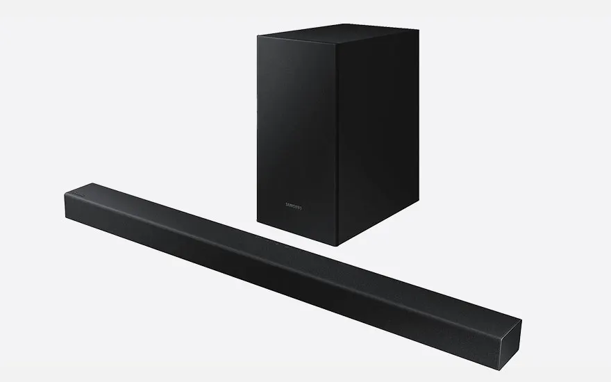 Zwarte soundbar en subwoofer van Samsung op een witte achtergrond.