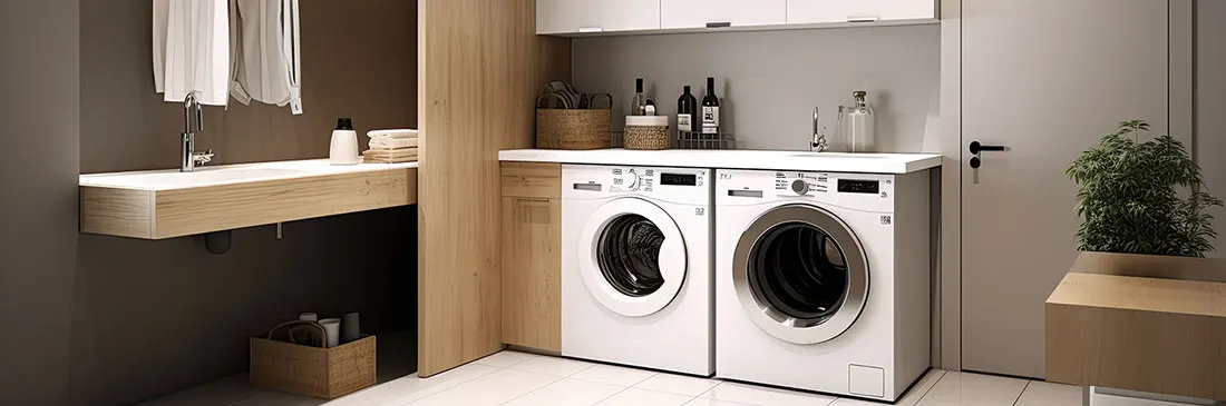 Buanderie avec deux machines à laver blanches sous une étagère contenant des bouteilles et des paniers, un lavabo en bois.