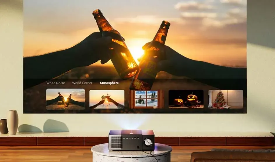 Un projecteur affiche deux bouteilles qui trinquent au coucher du soleil, avec menus et aperçus en bas.