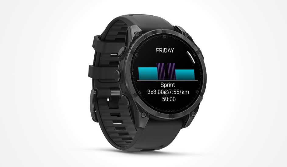 Een zwarte smartwatch toont een sportprogramma voor vrijdag, met sprintgegevens, grafiek en tijd op een rond digitaal scherm.