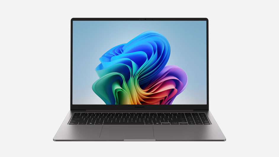 Een slanke zilvergrijze laptop met dunne schermranden, chic toetsenbord en ruim trackpad; helder scherm toont kleurrijk abstract patroon.