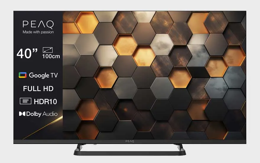 Un téléviseur PEAQ de 40 pouces affiche un motif d’hexagones métalliques dorés, noirs et gris, avec Google TV et HDR10.