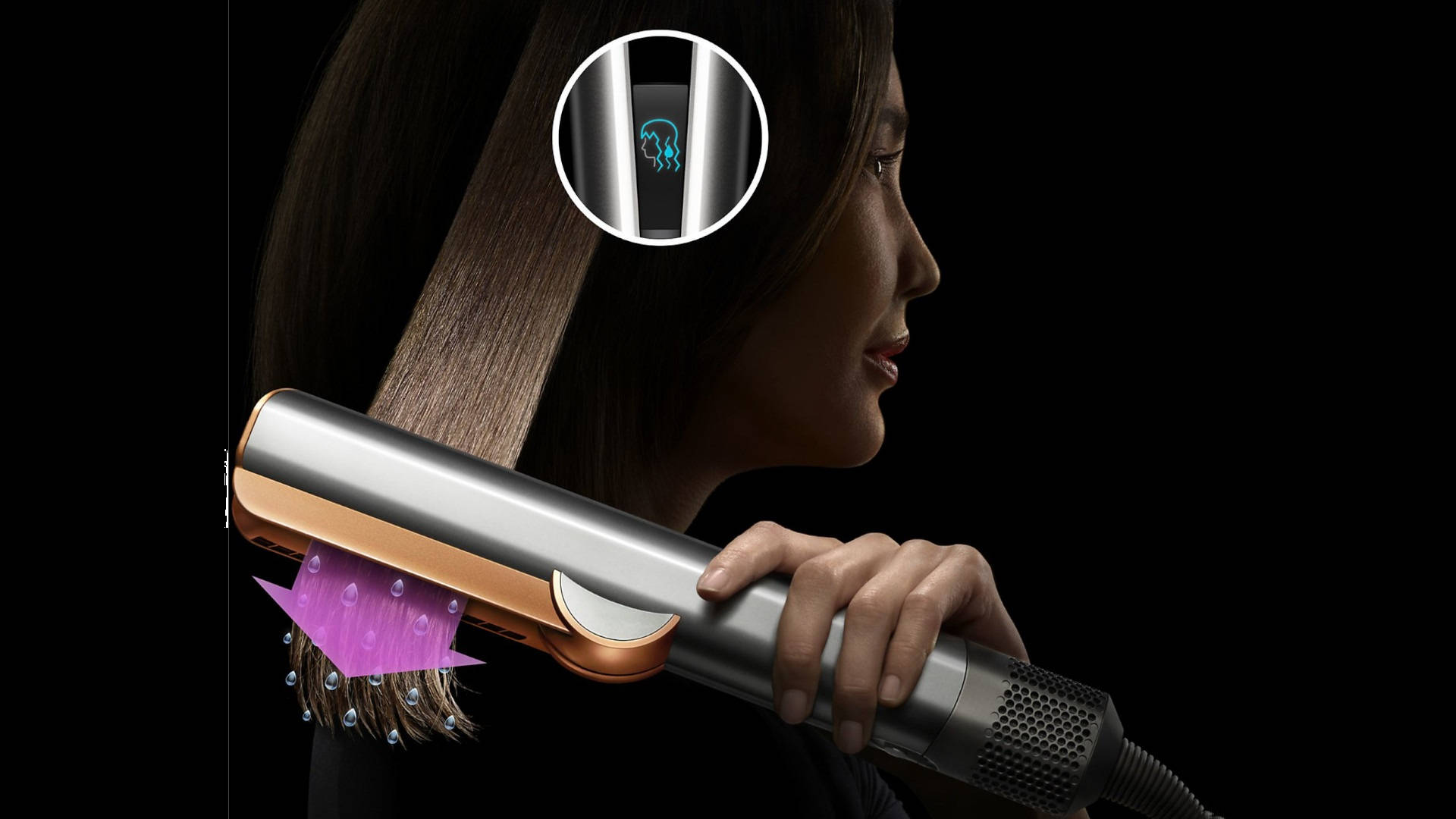 Un fer à lisser argenté et doré lisse des cheveux bruns, avec des flèches violettes indiquant la direction de la vapeur.