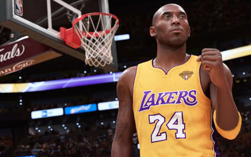 Un joueur de basket-ball en maillot jaune des Lakers, portant le numéro 24, se tient devant un panier de basket.