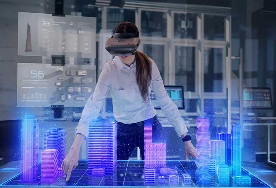 Een VR-bril wordt gebruikt om met blauw en paars gekleurde gebouwmodellen op een tafel te interageren. Schermen en een raam op de achtergrond.