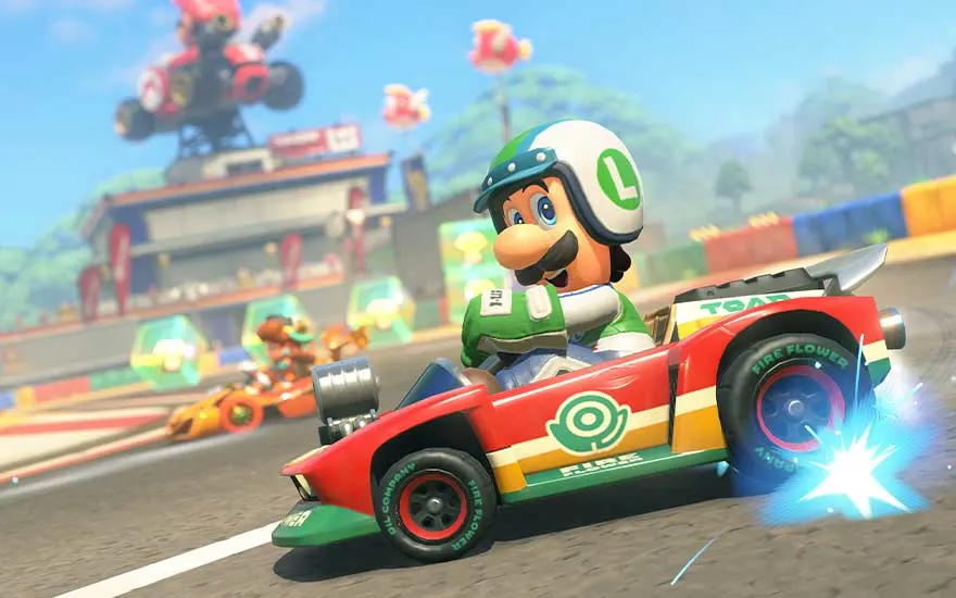 Luigi in een rode kart met groene accenten op een racecircuit. Op de achtergrond zijn andere karts en een tribune te zien.