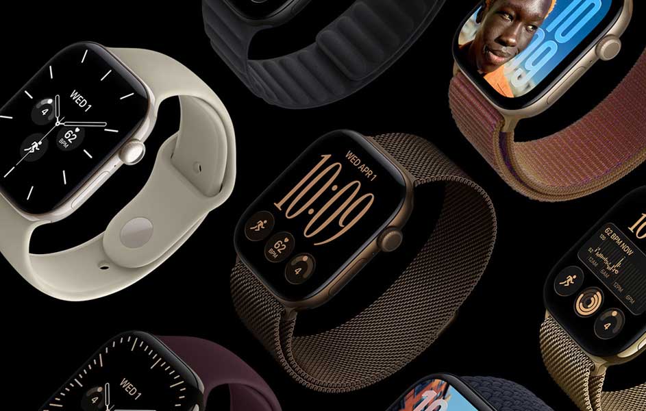 Verschillende smartwatches liggen op een zwarte ondergrond. Ze hebben diverse bandjes en tonen wijzerplaten, cijfers, gezondheidsgegevens en kleurrijke ontwerpen.