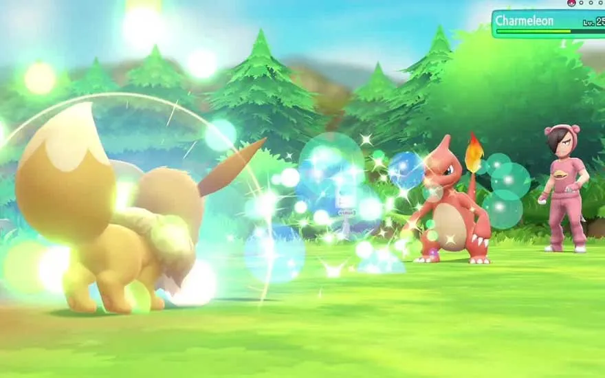 In een zonnig bosveld vecht een Eevee tegen een vurige Charmeleon, omringd door glinsterende lichtbollen, terwijl hun trainer op de achtergrond toekijkt.