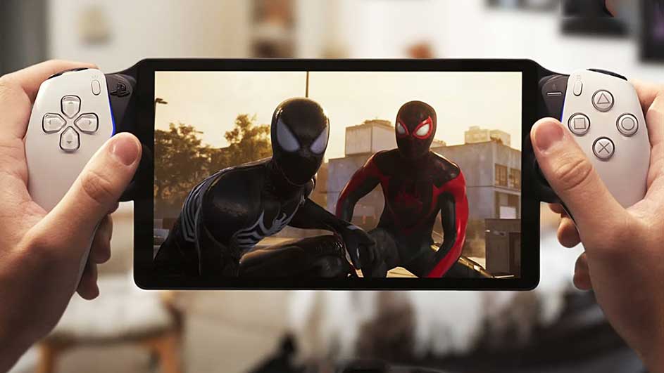 Deux mains tiennent une console de jeu portable noire avec des contrôleurs blancs. L'écran affiche deux personnages de jeu vidéo.