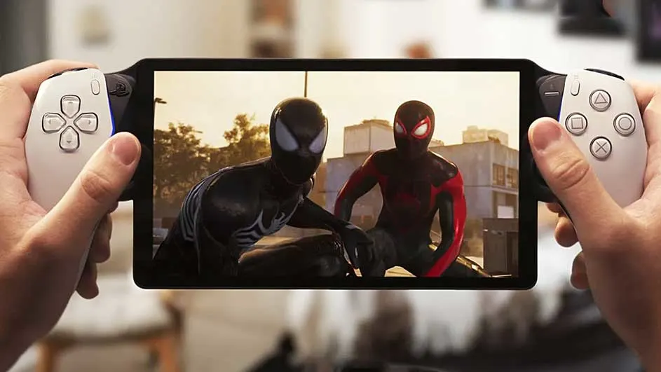 Deux mains tiennent une console de jeu portable noire avec des contrôleurs blancs. L'écran affiche deux personnages de jeu vidéo.