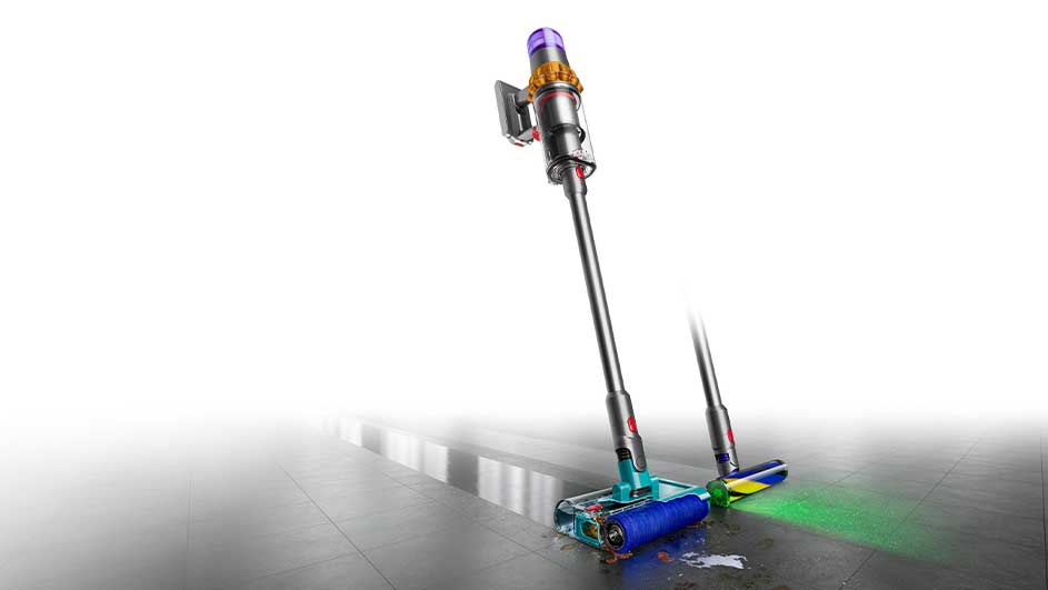 Een paarse en gouden Dyson stofzuiger staat op een grijze tegelvloer tegen een witte achtergrond.