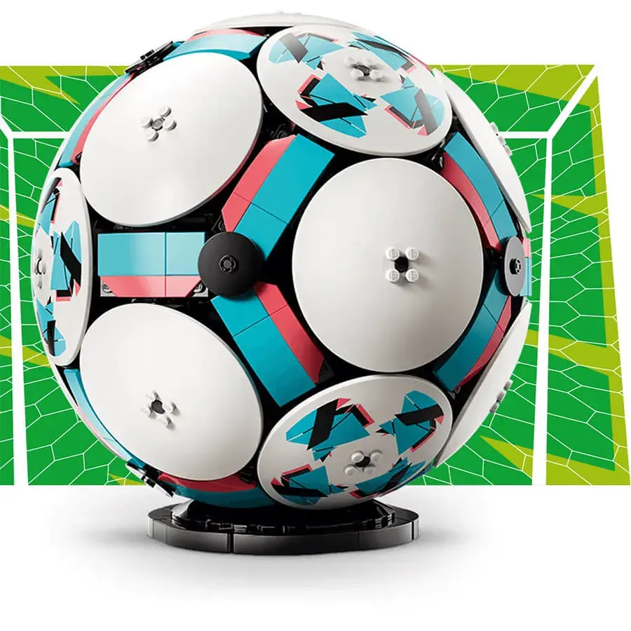 Bouwbare voetbal op standaard tegen een groene voetbalveldachtergrond.