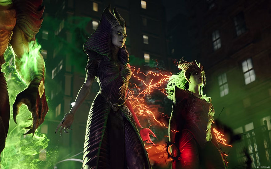 Een donkere scène met figuren in kostuums, groene en oranje bliksemeffecten en gebouwen op de achtergrond.