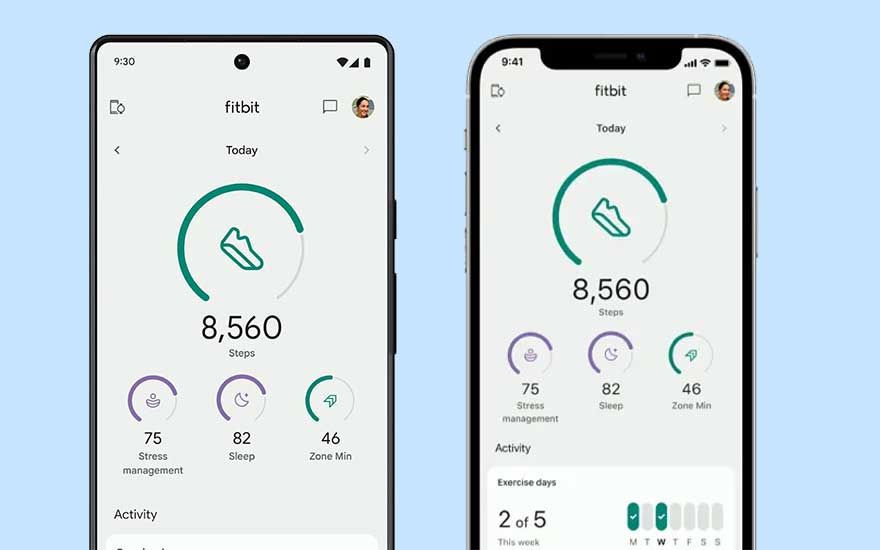 Twee smartphones tonen de Fitbit-app met stappenteller, stressmanagement, slaap en actieve minuten tegen een blauwe achtergrond.