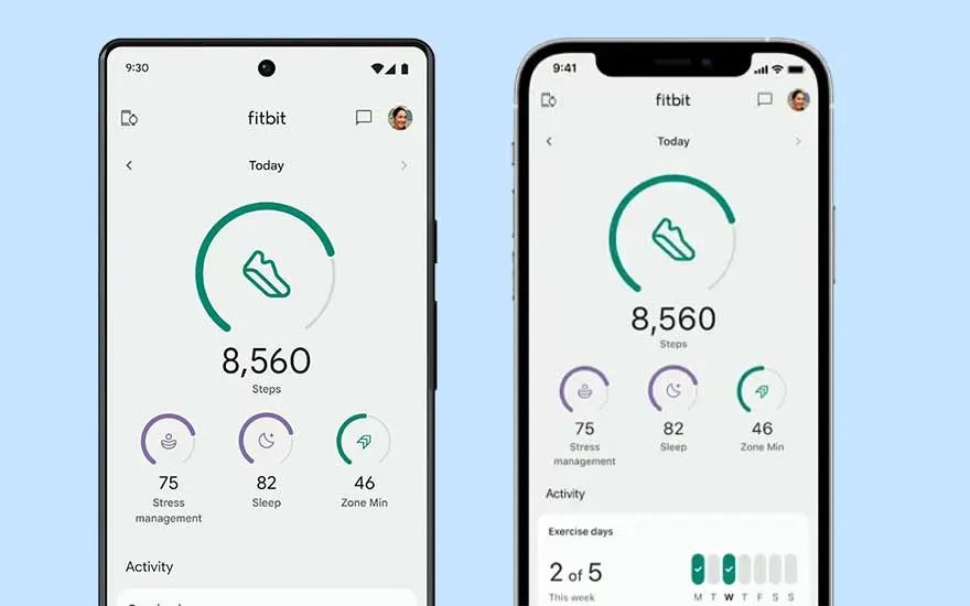 Twee smartphones tonen de Fitbit-app met stappenteller, stressmanagement, slaap en actieve minuten tegen een blauwe achtergrond.