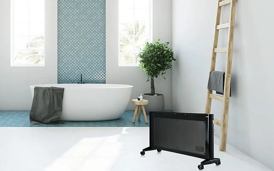 Salle de bain blanche avec baignoire, chauffage noir mobile, échelle en bois et carreaux bleus.