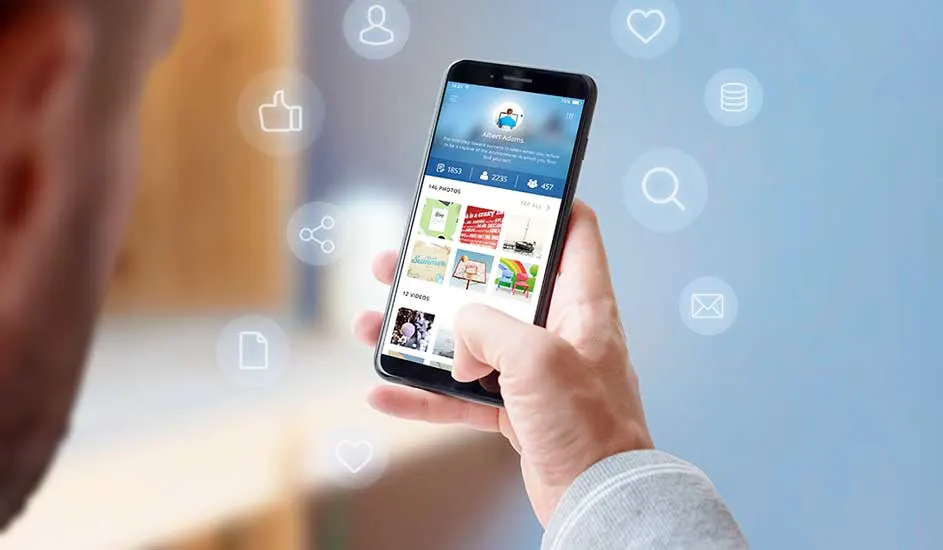 Un smartphone affiche un écran de média social avec des icônes sur un fond bleu clair.