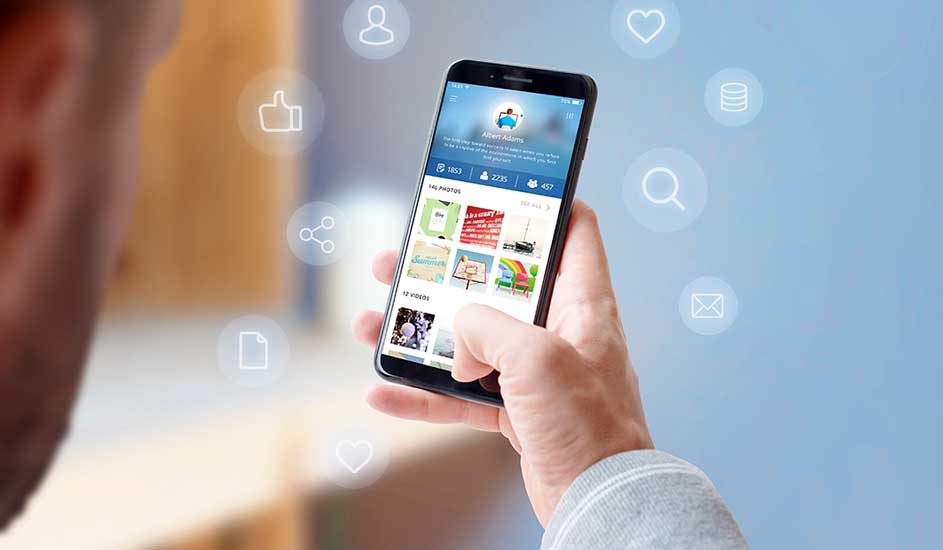 Een hand houdt een smartphone vast met een app-interface tegen een blauwe achtergrond met icoontjes.