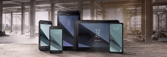 Vijf telefoons en tablets staan voor een grijze constructie. De schermen tonen de tijd: 12:45.