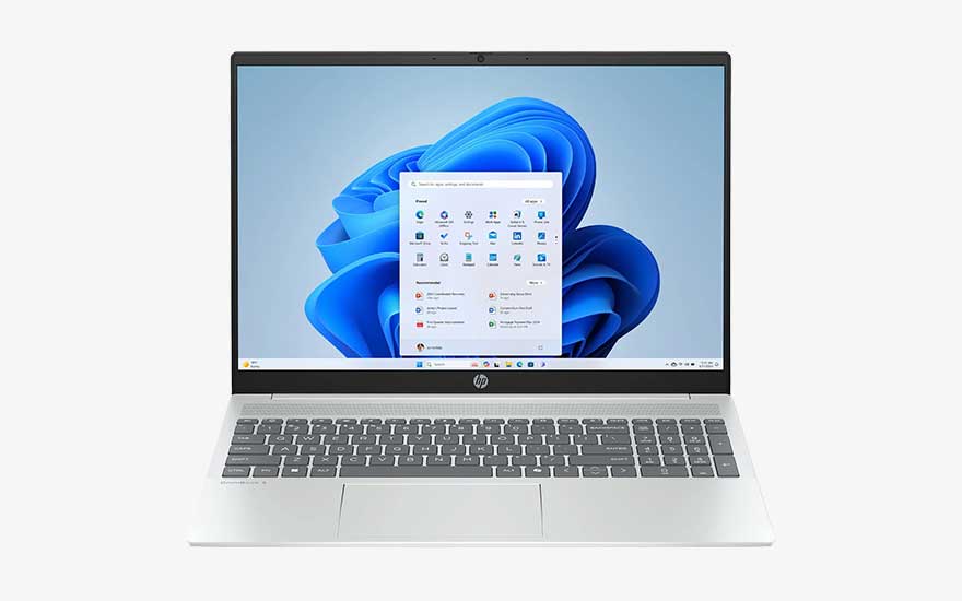 Un ordinateur portable HP argenté est ouvert sur fond blanc. Son écran affiche Windows 11 avec un fond d’écran abstrait bleu vif.