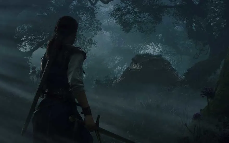 Dans une forêt sombre et brumeuse, une aventurière à l’épée dégainée s’avance prudemment vers une créature tapie entre les arbres.