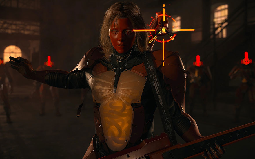 Un personnage féminin en équipement futuriste avec visière orange se tient dans un environnement sombre avec des lumières rouges. 