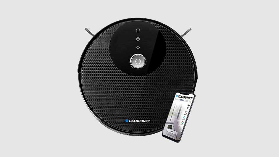 Een zwarte Blaupunkt robotstofzuiger met een smartphone op een grijze achtergrond. Het apparaat is rond met knoppen en een patroon.