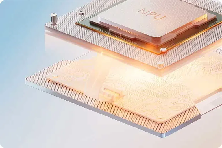 Gros plan d'un processeur NPU blanc sur une grille perforée argentée, illuminé par une lumière chaude.