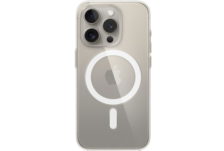 Vue arrière d'un smartphone argenté dans un étui transparent avec trois objectifs et un anneau blanc.