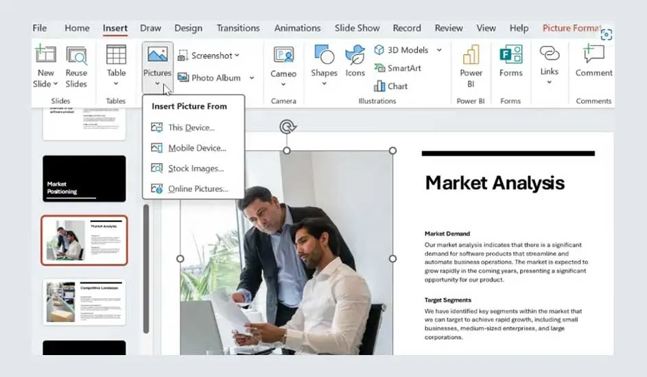 Een PowerPoint-interface met het "Invoegen"-menu open, met opties voor afbeeldingen en een dia met "Marktanalyse".