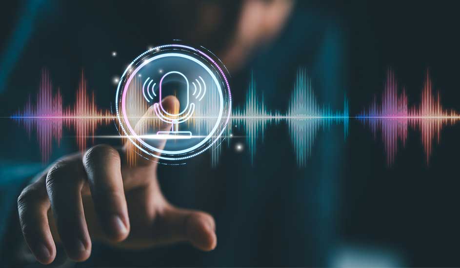 Microphone blanc cerclé, doigt pointant, ondes audio bleues et roses sur fond sombre.