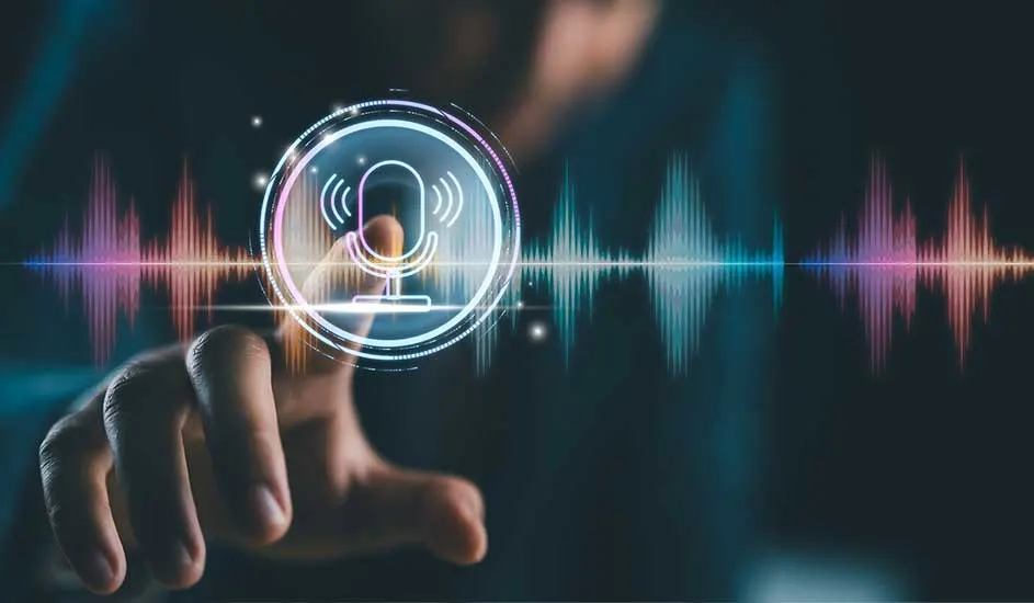 Een hand raakt een lichtgevend microfoonpictogram aan, omringd door geluidsgolven in blauw en roze tegen een donkere achtergrond.