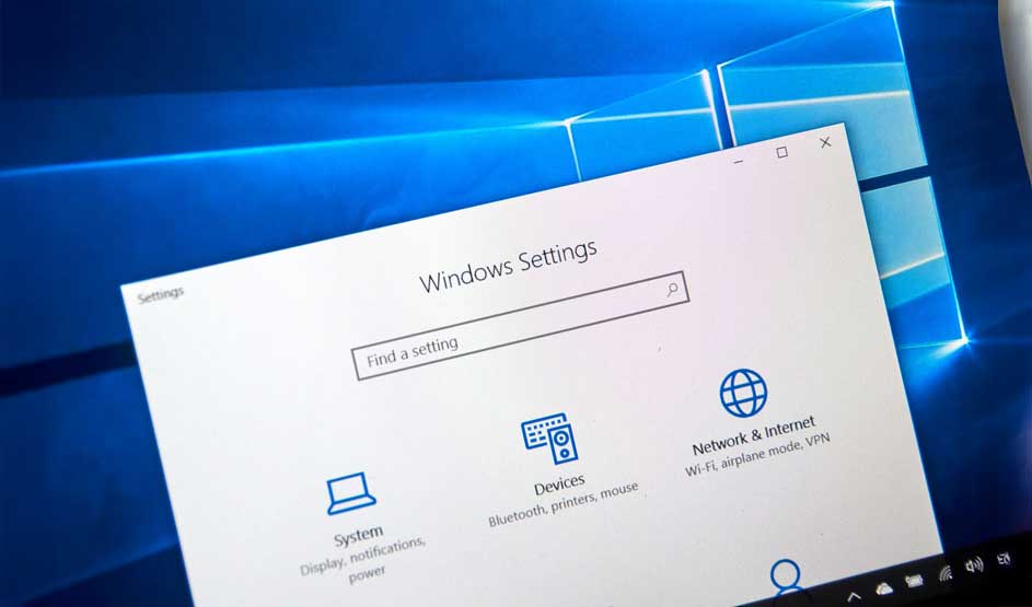 Een scherm toont Windows instellingen met opties zoals Systeem, Apparaten en Netwerk & Internet op een blauwe achtergrond.