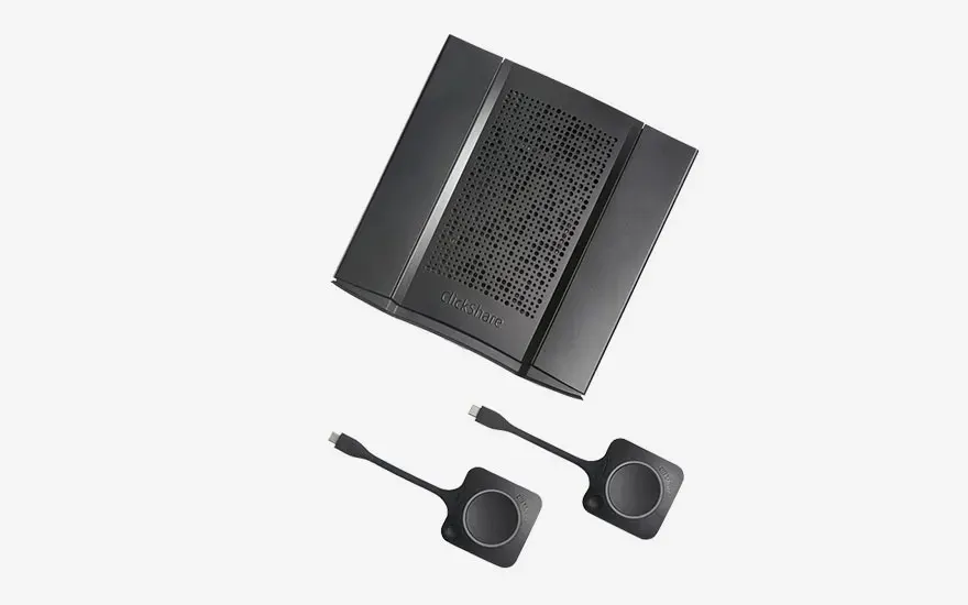 Twee ClickShare-knoppen met USB-C en een ClickShare-basisstation liggen op een lichte achtergrond, klaar voor gebruik bij vergaderingen.
