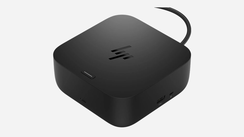 Een compacte zwarte HP-dockingstation met afgeronde hoeken, meerdere poorten en vaste kabel; strak industrieel design voor desktopconnectiviteit.
