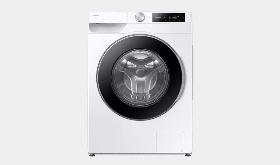 Een witte Samsung wasmachine met een groot zwart deurvenster en digitaal display staat centraal tegen een lichte achtergrond, modern en strak.