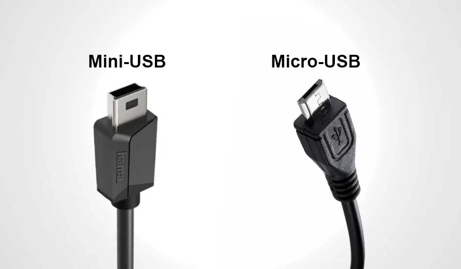 Deux câbles noirs USB, un mini-USB et un micro-USB, se trouvent sur un fond blanc.